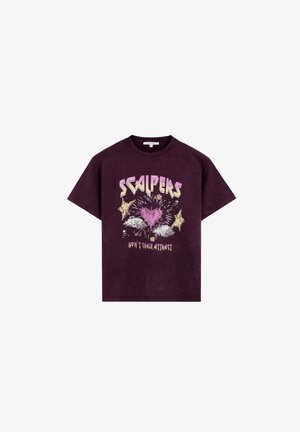 Camiseta de algodón de color púrpura oscuro con estampado gráfico que incluye el texto "SCALPERS", un corazón estallando y la frase "No persigas, atrae." Mangas cortas.