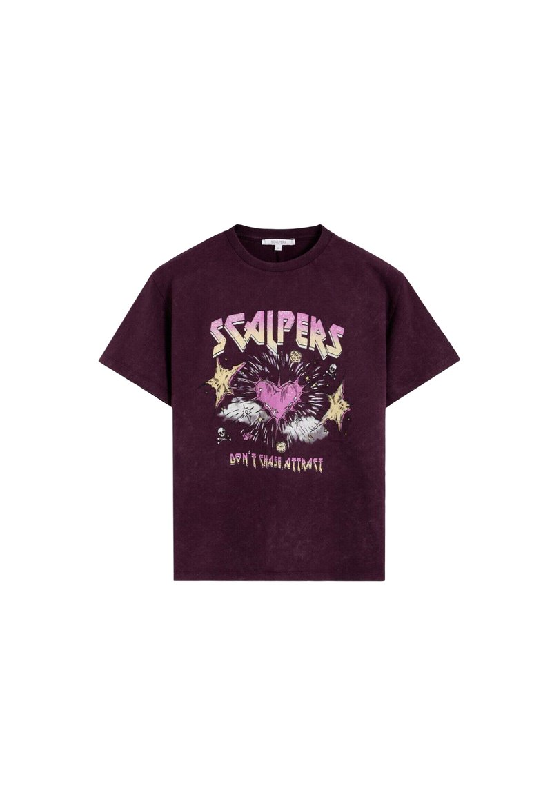 Camiseta de algodón de color púrpura oscuro con estampado gráfico que incluye el texto "SCALPERS", un corazón estallando y la frase "No persigas, atrae." Mangas cortas.