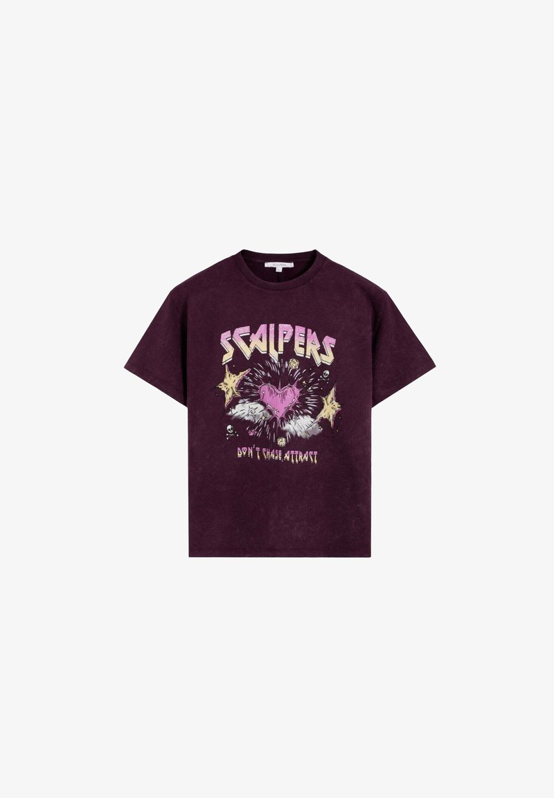 Camiseta de algodón de color púrpura oscuro con estampado gráfico que incluye el texto "SCALPERS", un corazón estallando y la frase "No persigas, atrae." Mangas cortas.