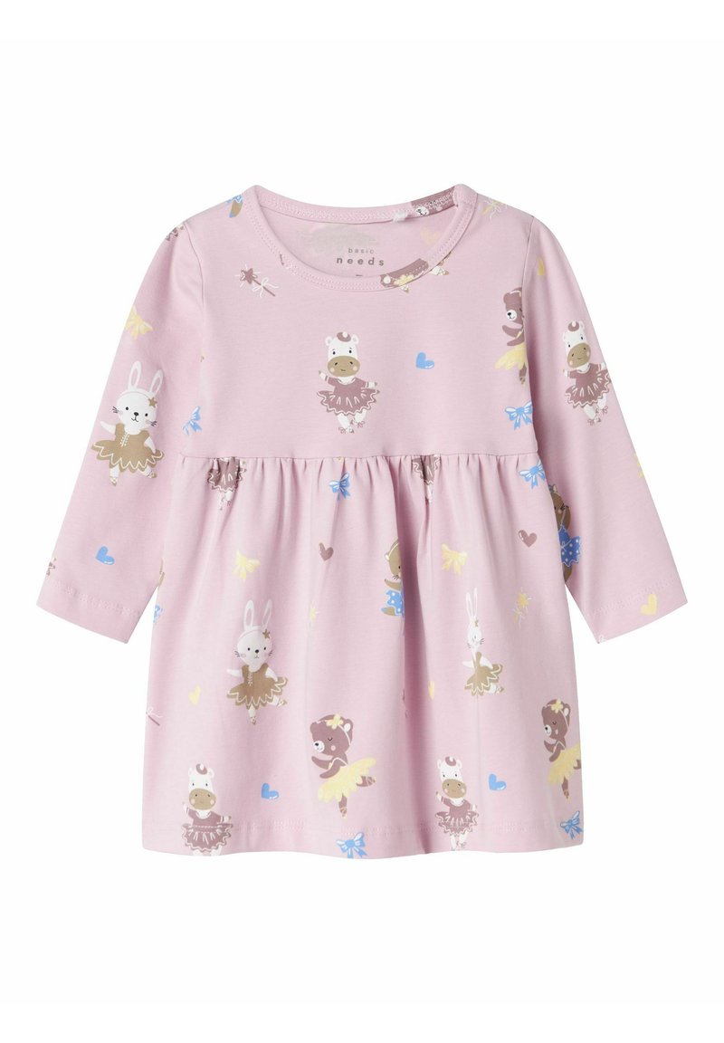 Vestido rosa de manga larga con falda acampanada, que presenta patrones de bailarinas animales en marrón, blanco y azul, acentuados por mariposas amarillas.