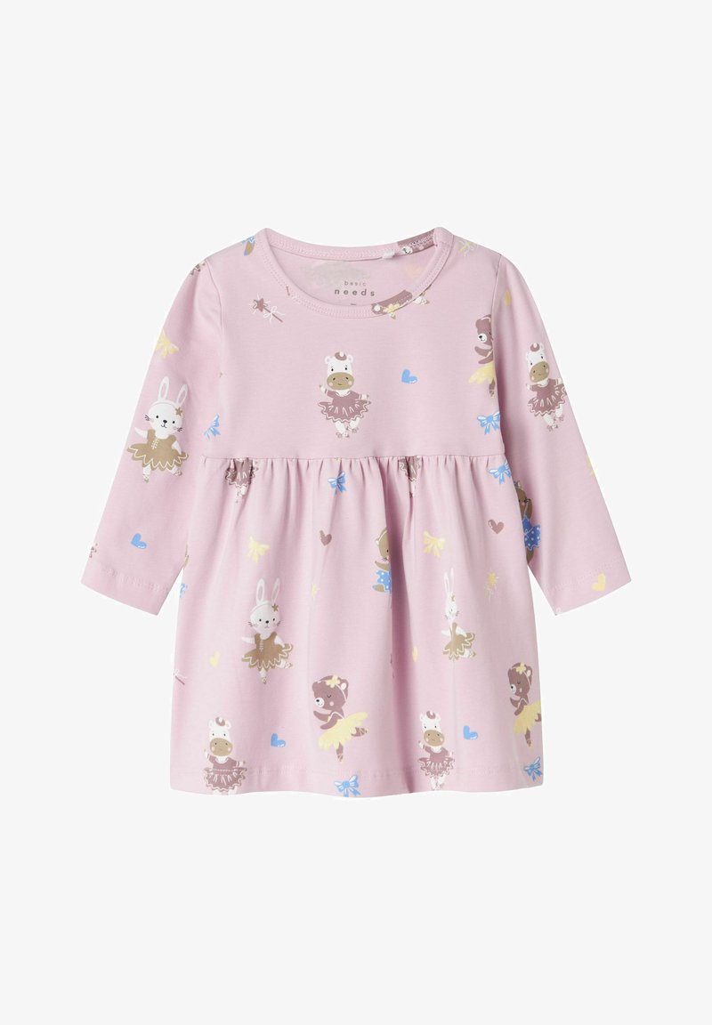 Vestido rosa de manga larga con falda acampanada, que presenta patrones de bailarinas animales en marrón, blanco y azul, acentuados por mariposas amarillas.