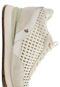 Scarpa sportiva beige chiaro con tomaia in suede testurizzato e mesh, suola in gomma e logo decorativo marrone sul lato.