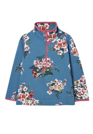 Blå langærmet pullover med lyserød lynlås og blomstermønster i hvid, lyserød, rød og grøn, med høj krave og lyserød kant på ærmerne.