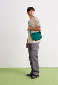 The North Face NEVER STOP CROSSBODY UNISEX - Borsa a tracolla - hunter green