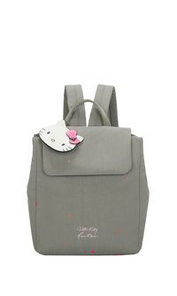 Mochila de tela gris con acentos de estrellas rosas, una solapa frontal y un charm de Hello Kitty desmontable. Doble tirantes y asa superior.