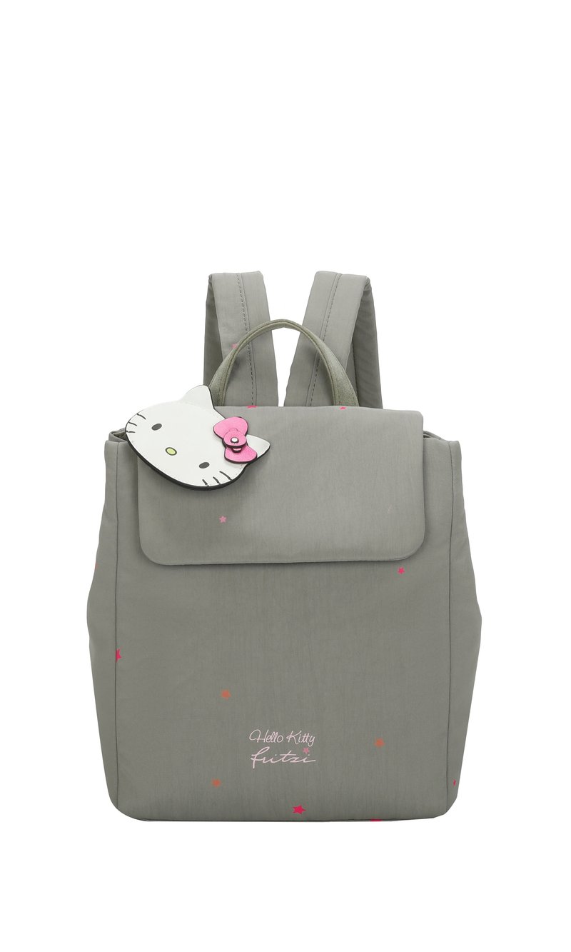 Mochila de tela gris con acentos de estrellas rosas, una solapa frontal y un charm de Hello Kitty desmontable. Doble tirantes y asa superior.