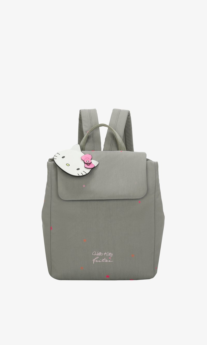 Mochila de tela gris con acentos de estrellas rosas, una solapa frontal y un charm de Hello Kitty desmontable. Doble tirantes y asa superior.