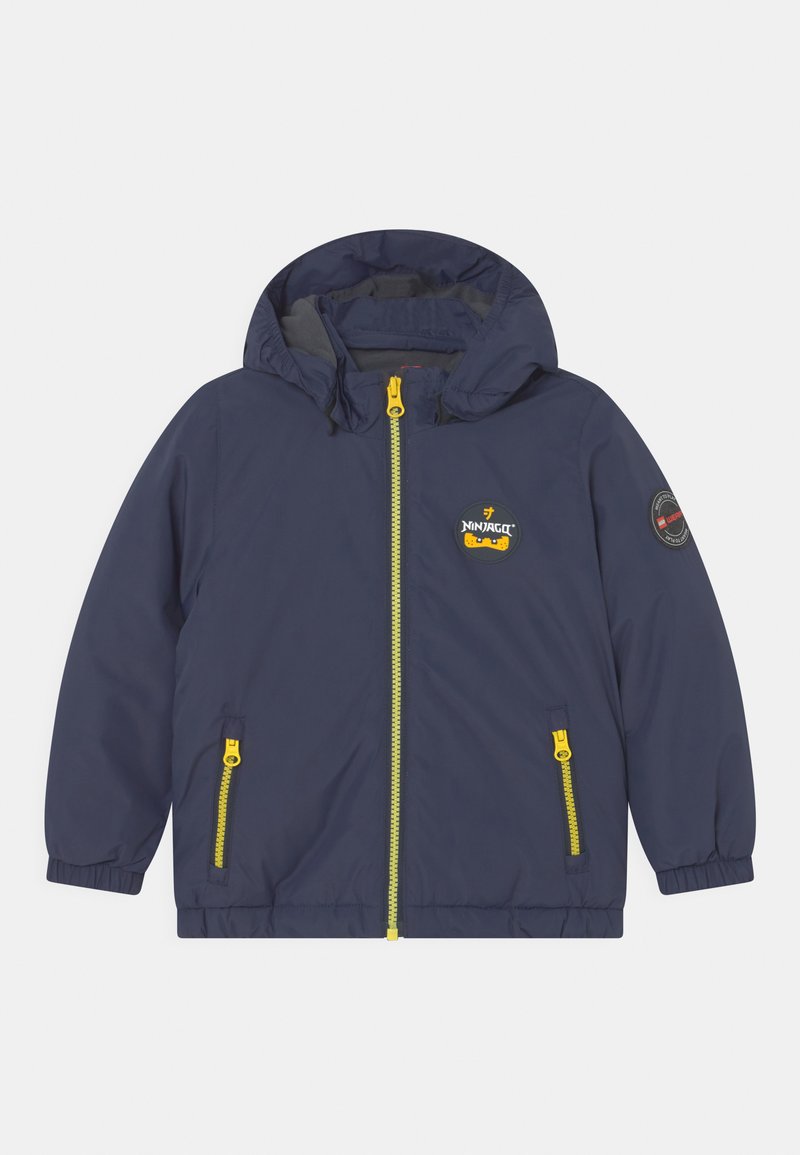 Dunkelblaues Kinder-Hoodie-Jackett mit gelbem Reißverschluss und Taschen, Ninjago-Logo auf der Brust und runder Applikation am linken Ärmel.