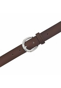 Ceinture en cuir brun avec une boucle en métal argenté, présentant un design simple et épuré, et de nombreux trous pour l'ajustement.