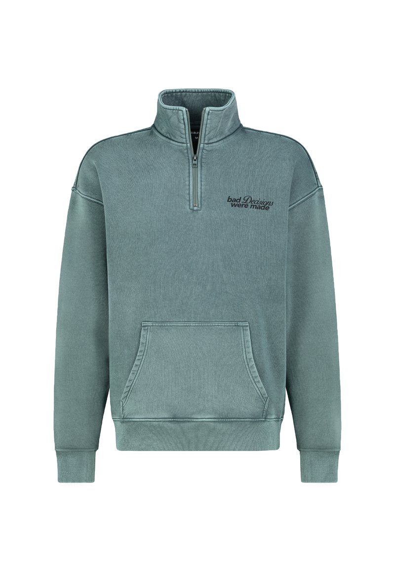 Fleece pullover in vervaagde teal met een half-rits hals, kangoeroezak, geribde mouwen en geborduurde tekst "slechte beslissingen zijn genomen."