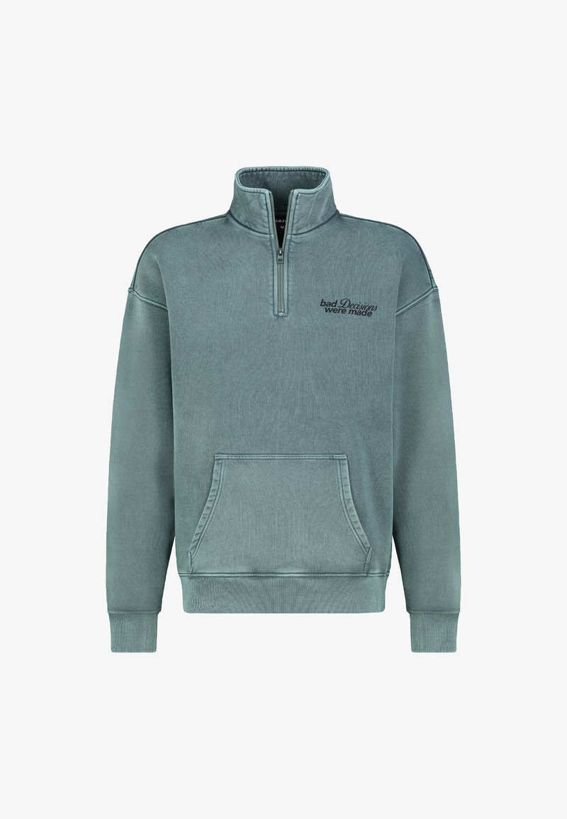 Fleece pullover in vervaagde teal met een half-rits hals, kangoeroezak, geribde mouwen en geborduurde tekst "slechte beslissingen zijn genomen."