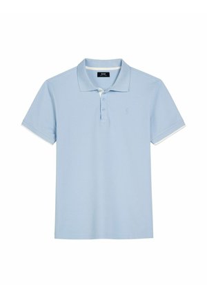 Jasnoniebieska koszulka polo z krótkim rękawem, kołnierzykiem i plisą na dwa guziki, z małym, subtelnym logo na lewej piersi.