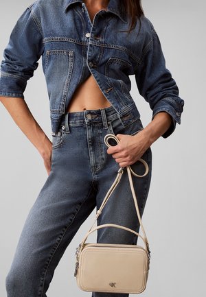 Calvin Klein, CALVIN KLEIN MONOGRAM LOGO CROSSBODY CAMERA BAG - Fototasker - light hay