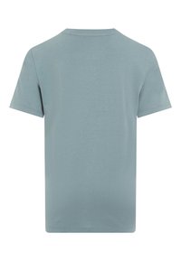 Camiseta de manga corta en azul claro, hecha de algodón suave. Cuenta con un cuello redondo y un diseño liso sin patrones ni acentos.