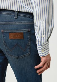 Wrangler SBORO - Vaqueros rectos - marine tint
