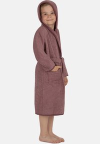 Lila Kapuzenbademantel aus weichem Frottee, mit einem Bindegürtel und Vordertaschen, knielang und mit einem fertigen Saum.