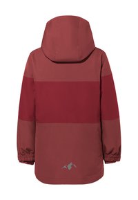 Veste imperméable rouge et bordeaux avec capuche, présentant un design coloré en blocs, des poignets élastiques et un logo de montagne discret à l'ourlet.