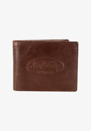 Portefeuille bifold en cuir marron embossé du logo "Von Dutch California" sur le devant, montrant les coutures et une surface texturée.