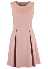 Robe rose sans manches longueur genou avec corsage ajusté, encolure ronde et jupe plissée en ligne A.
