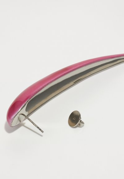 Metalen broche met een gebogen ontwerp, voorzien van een glanzende roze afwerking en een zilveren speld. Inclusief een ronde metalen sluiting voor bevestiging.