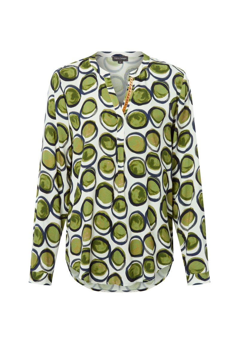 Blusa a maniche lunghe in tessuto bianco con un motivo circolare verde e nero, dotata di un mezzo bottone e orlo arrotondato.