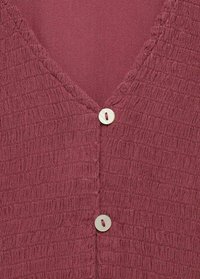 Burgunderfarbene Knopfkarte mit einem strukturierten, gerafften Design, V-Ausschnitt und einem einzelnen runden Knopfverschluss. Glattes Material.