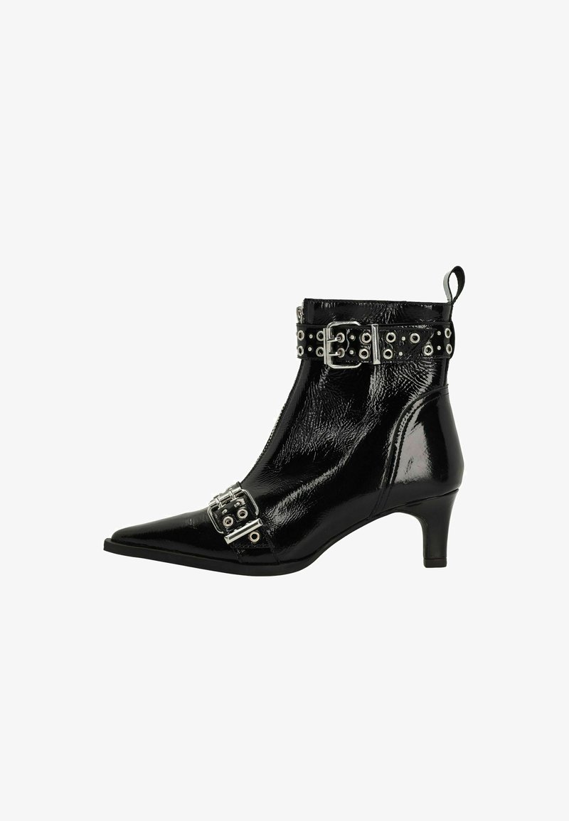 Bottine en cuir verni noir avec bout pointu, boucles argentées, ceinture à clous et talon de 5 cm. Dotée d'une languette à l'arrière.