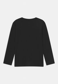 Camisa negra de manga larga, hecha de algodón, con un escote redondo y un diseño simple sin patrones ni herrajes visibles.