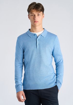 Polo à manches longues tricoté bleu clair avec col, patte de boutonnage à trois boutons et poignets côtelés, assorti à un pantalon foncé.