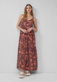 Langes, ärmelloses Maxikleid in rostrot mit abstrakten braunen Mustern, ausgestattet mit einem taillierten Oberteil und einem gestuften Rock. Weicher, leichter Stoff.