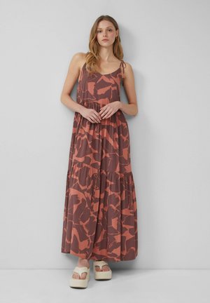 Langes, ärmelloses Maxikleid in rostrot mit abstrakten braunen Mustern, ausgestattet mit einem taillierten Oberteil und einem gestuften Rock. Weicher, leichter Stoff.