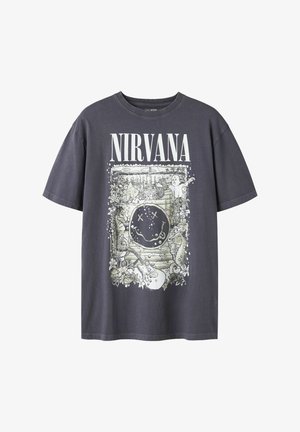 Mørkegrå T-shirt med "NIRVANA" tekst over et vintage-inspireret undervandsdesign, der viser et smiley-ansigt, søheste, en baby og en guitar.
