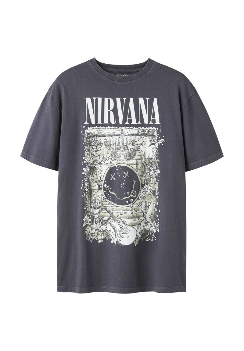 T-shirt grigio scuro con il testo "NIRVANA" sopra un design subacqueo in stile vintage che presenta una faccina sorridente, cavallucci marini, un bambino e una chitarra.