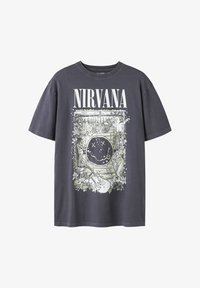 Camiseta gris oscuro con el texto "NIRVANA" sobre un diseño vintage submarino que presenta una cara sonriente, caballitos de mar, un bebé y una guitarra.