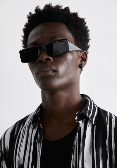 FERRAGAMO Lunettes de soleil - black