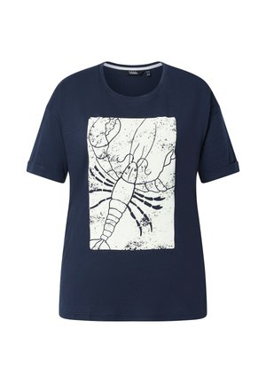 Marineblaues kurzärmliges T-Shirt mit einer weißen rechteckigen Grafik eines großen schwarz umrandeten Hummers in der Mitte.