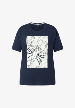 T-shirt blu navy a maniche corte con una grafica rettangolare bianca di un grande aragosta con contorno nero al centro.