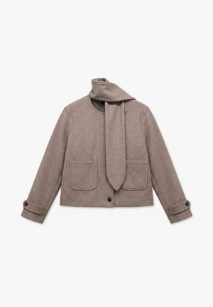 Veste courte taupe avec manches longues, poignets boutonnés, deux poches plaquées à l'avant et une écharpe assortie attachée.