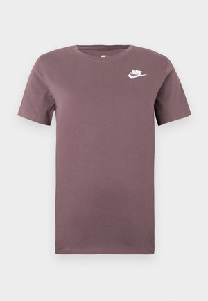 Lilla Nike kortærmet crew neck t-shirt med hvidt Nike-logo på venstre bryst mod en ensfarvet baggrund.
