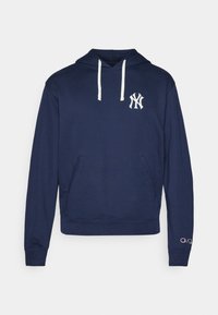 Navyblaue Kapuzenjacke aus einem Stoffgemisch, mit einer Vordertasche, weißen Kordeln und einem gestickten Logo auf der linken Brust.