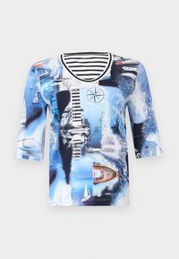 Μπλε πουκάμισο με ναυτικό θέμα, στολισμένο με ιστιοφόρα, φάρο, πυξίδα και βάρκα στο νερό, με μαύρο-άσπρο ριγέ λαιμόκοψη.