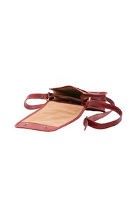 Borsa a tracolla rossa in pelle con interno in suede beige, due scomparti e chiusure a scatto. Manico regolabile per una maggiore versatilità.