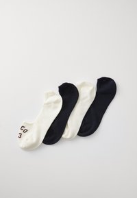 Quattro paia di calzini corti: due bianchi e due blu navy. Misto cotone morbido, texture liscia, con scritte scure su un paio bianco.