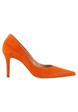Chaussure à talon haut en daim orange à bout pointu avec un talon stiletto fin de hauteur moyenne et une semelle beige, vue de profil.