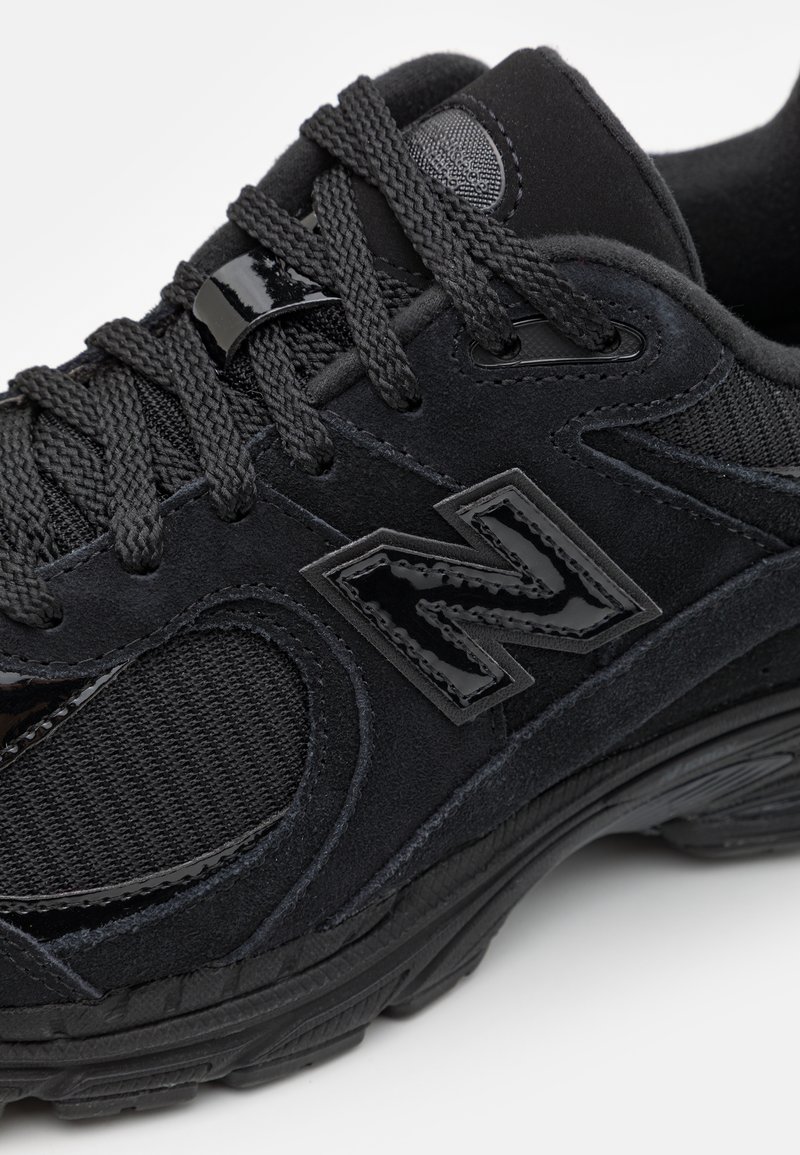 New Balance M2002 UNISEX - Sneaker low - black/schwarz - Zalando.de
