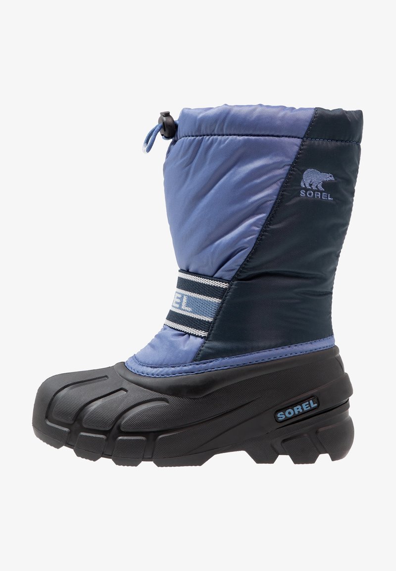 Botte d'hiver avec semelle en caoutchouc noir et tige en nylon matelassé bleu, cordon de serrage ajustable en haut, marquée "SOREL" sur le côté et la sangle.