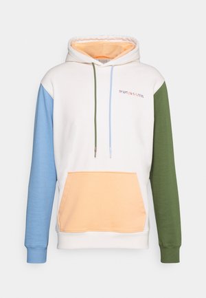 Bluza z kapturem o białym tułowiu, niebieskim lewym rękawie, zielonym prawym rękawie, łososiową kieszenią kangurką, łososiową podszewką kaptura i wielokolorowymi sznurkami.