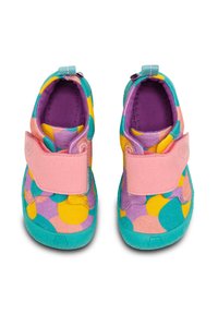 Zapatos infantiles coloridos con parte superior de tela que presenta llamativos patrones circulares en rosa, amarillo y verde, y un cierre de tiras de velcro.