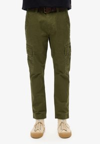 Oliven grønne cargo-bukser med flere sidelommer, lige snit og bæltestropper. Fremstillet af et robust stof med en glat overflade.