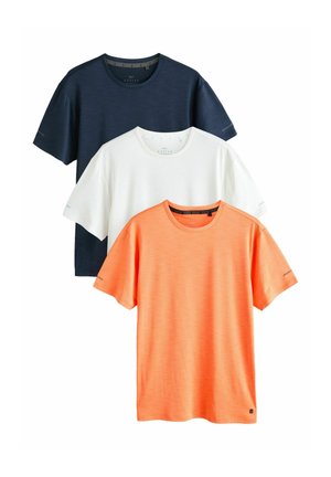 Tri tričká s okrúhlym výstrihom v jednofarebných odtieňoch oranžovej, bielej a tmavomodrej, vrstvené na bielom pozadí.